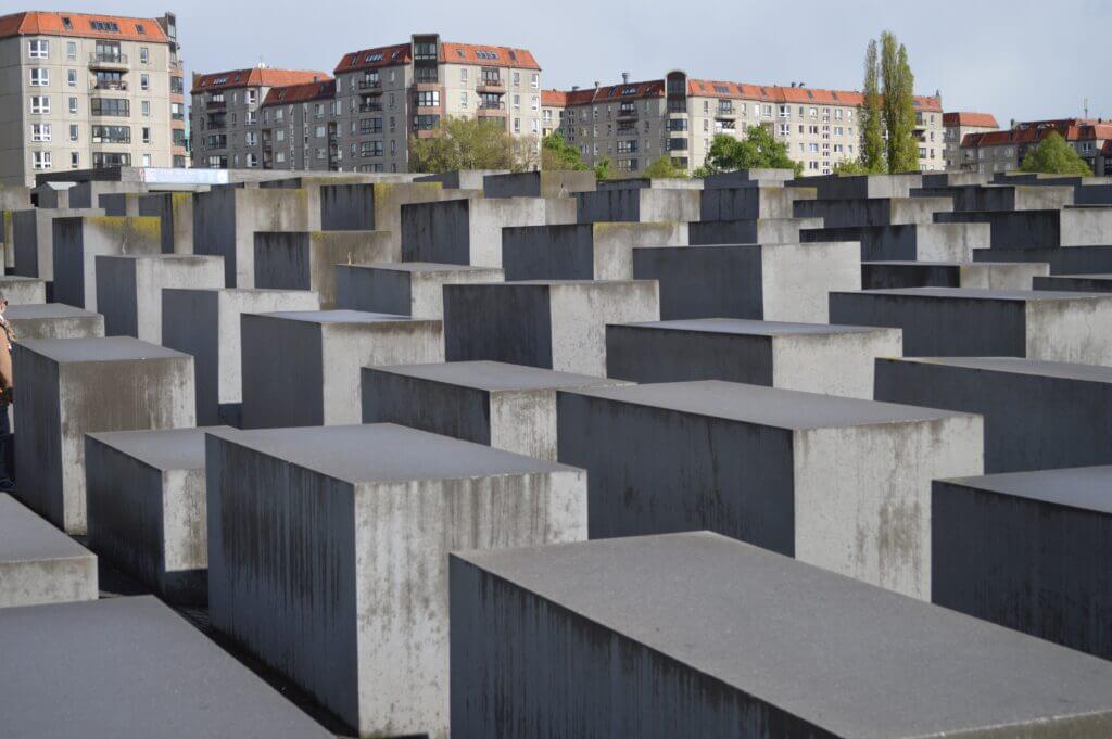 bloques de hormigón de distintas alturas en homenaje a judíos asesinados