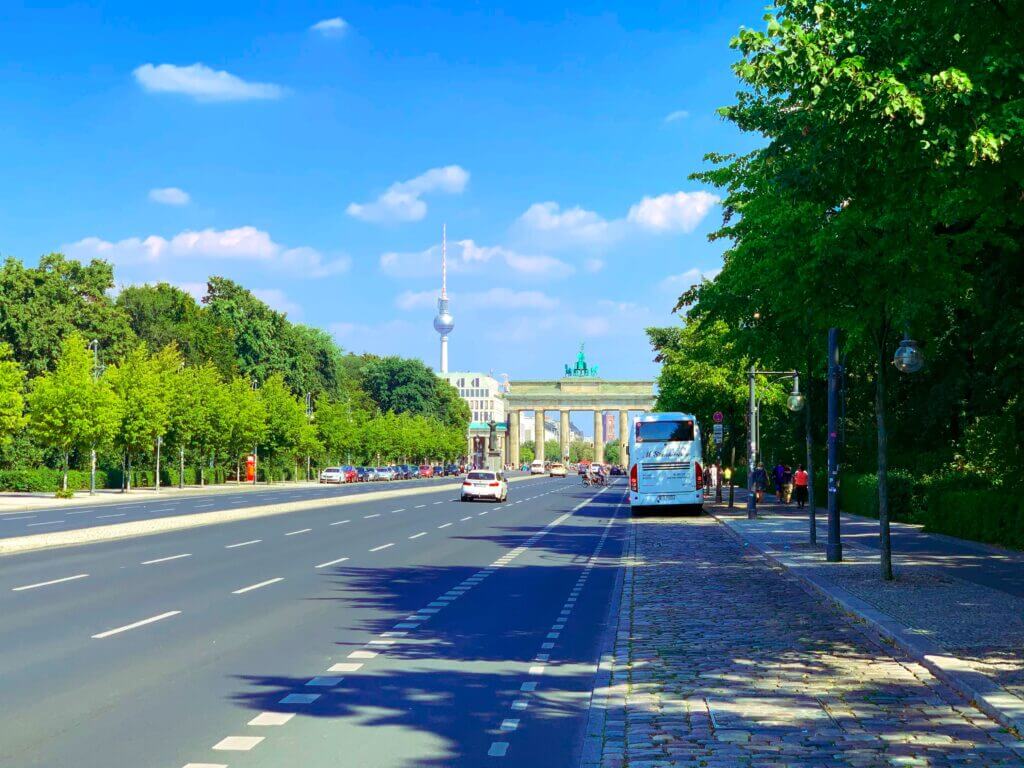 Avenida de Berlin con Puerta de Brandeburgo de fondo